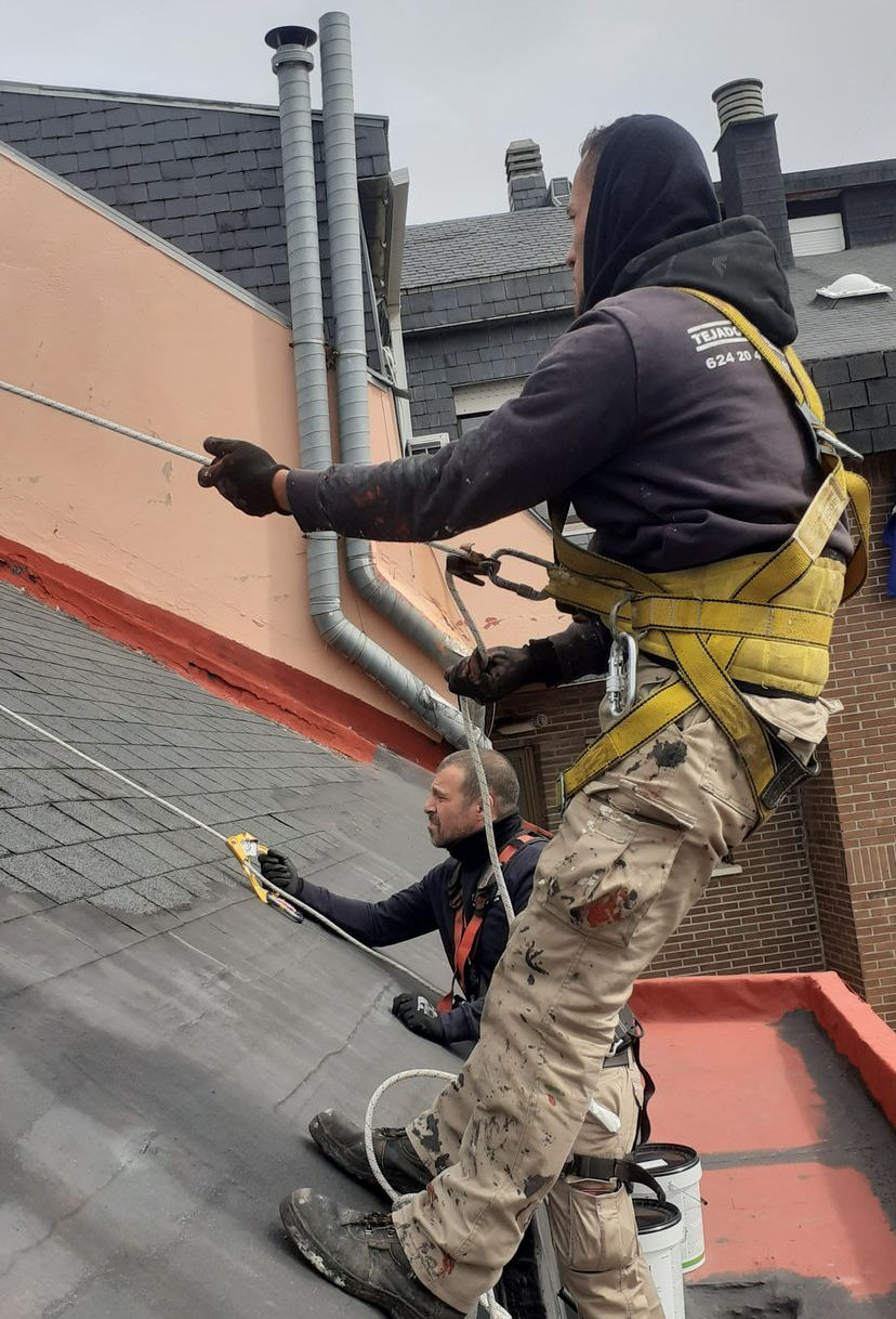 trabajadores arreglando un tejado en madrid