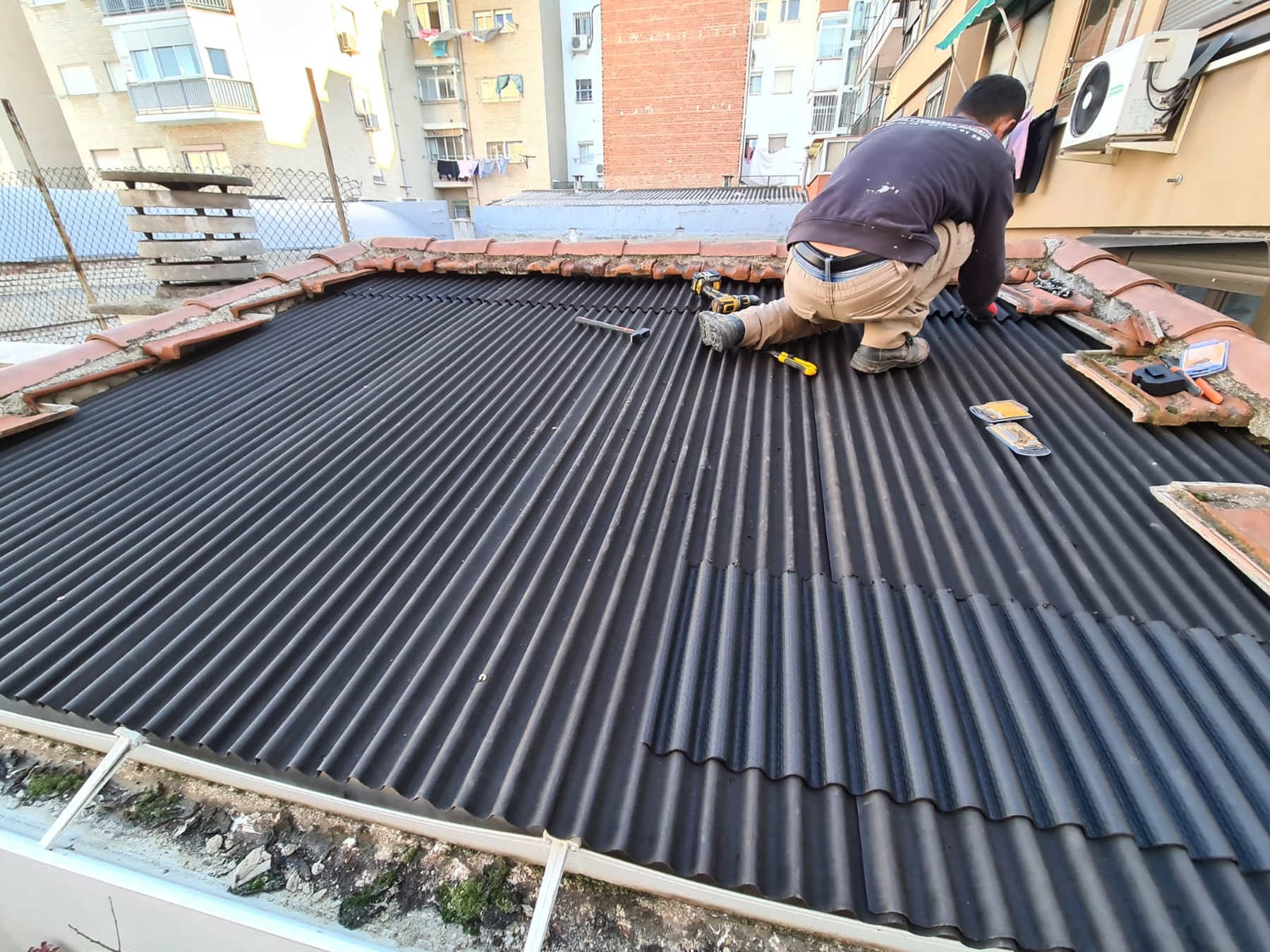 trabajador impermeabilizando cubierta madrid