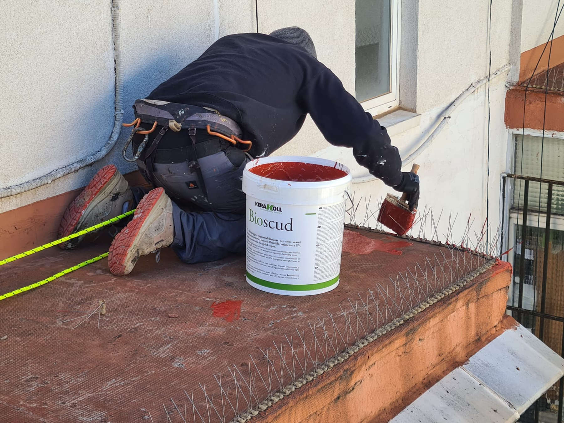 trabajador impermeabilizando cubierta madrid