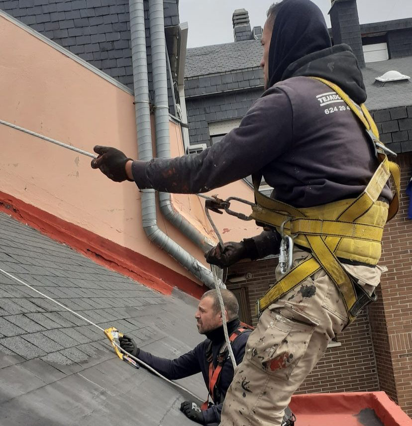 hombre trabajando sobre tejado