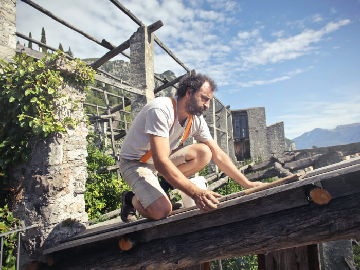 hombre trabajando sobre tejado
