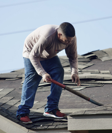 hombre trabajando sobre tejado