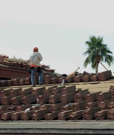 hombre trabajando sobre tejado